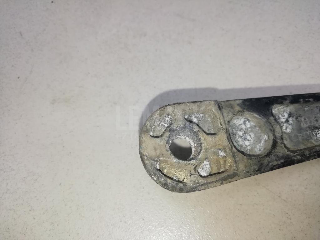 Поводок стеклоочистителя передний правый