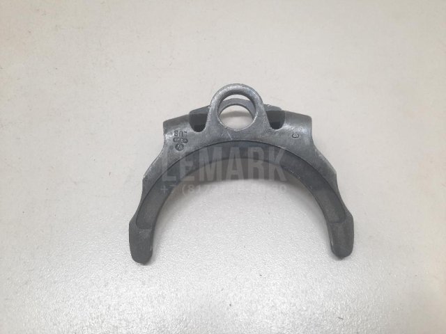 Вилка включения передачи