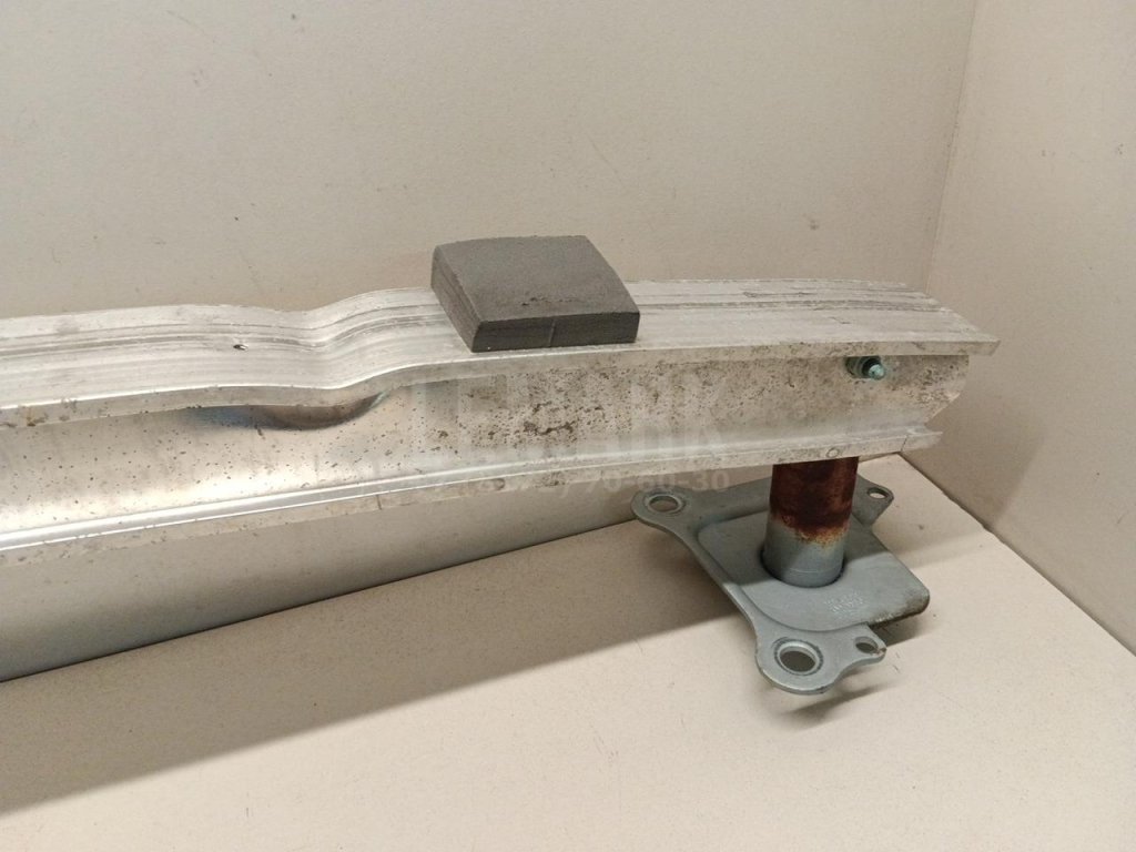 Усилитель переднего бампера