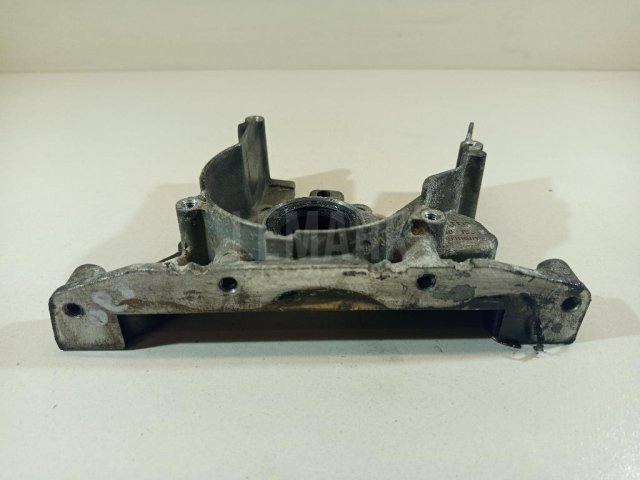 Крышка двигателя передняя