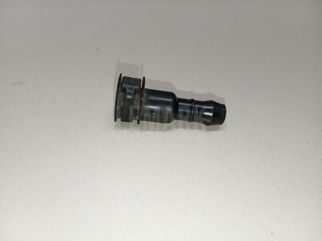 Штуцер трубки омывателя