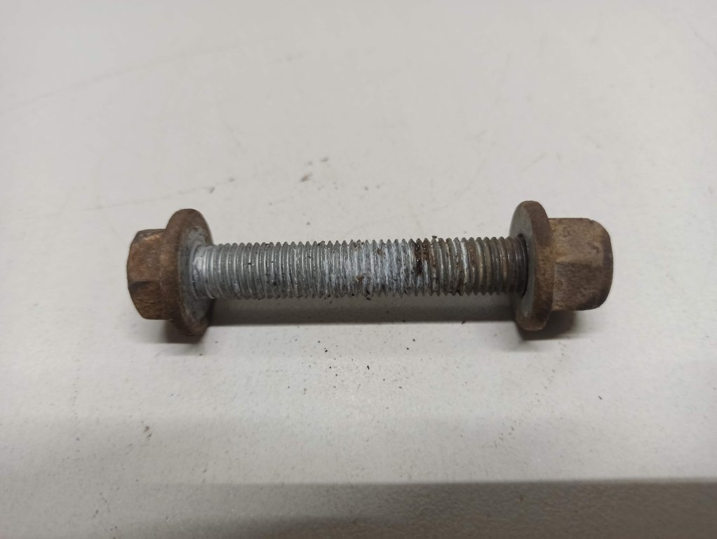 Болт заднего рычага