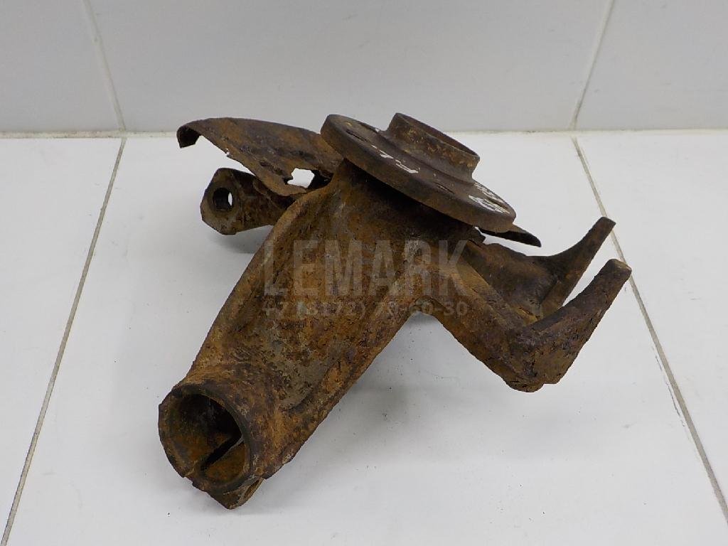 Кулак поворотный передний левый