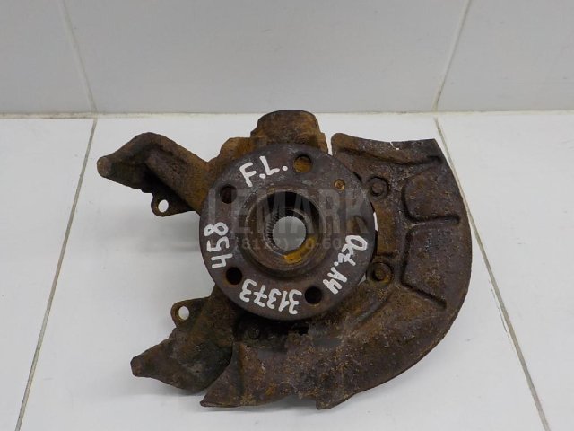 Кулак поворотный передний левый