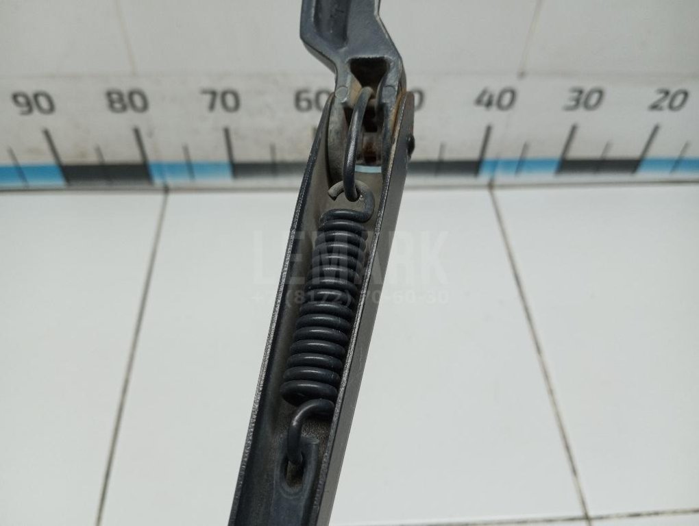 Поводок стеклоочистителя передний левый