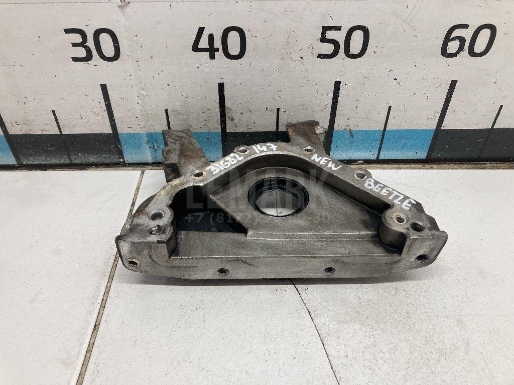 Крышка двигателя передняя