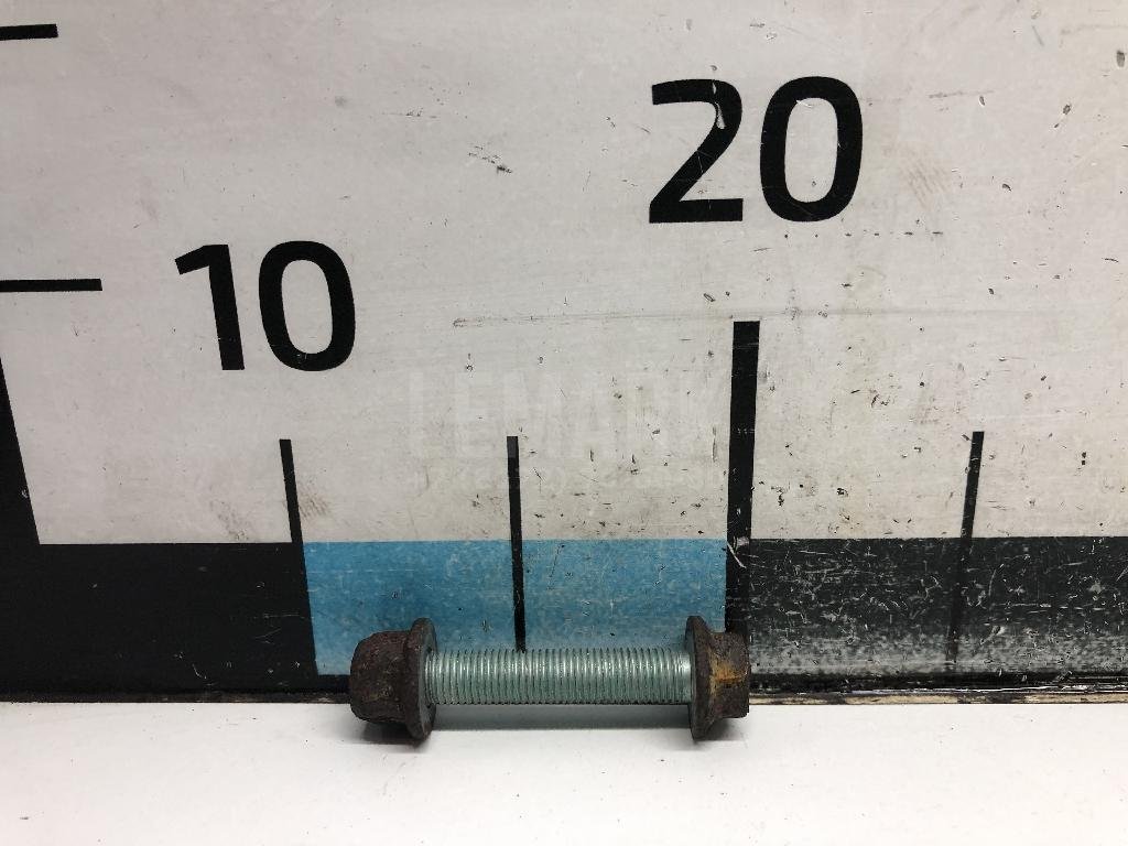 Болт заднего рычага