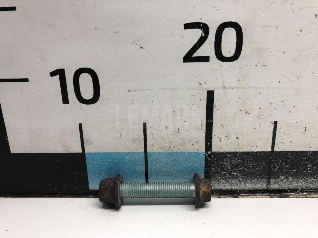 Болт заднего рычага