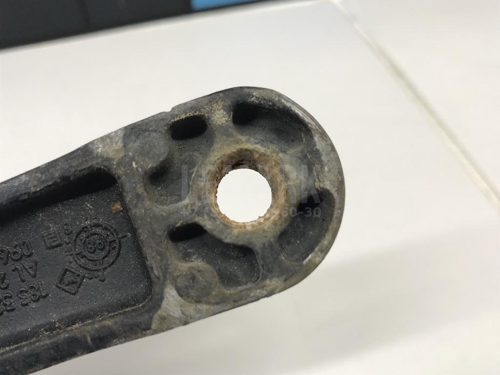 Поводок стеклоочистителя передний левый