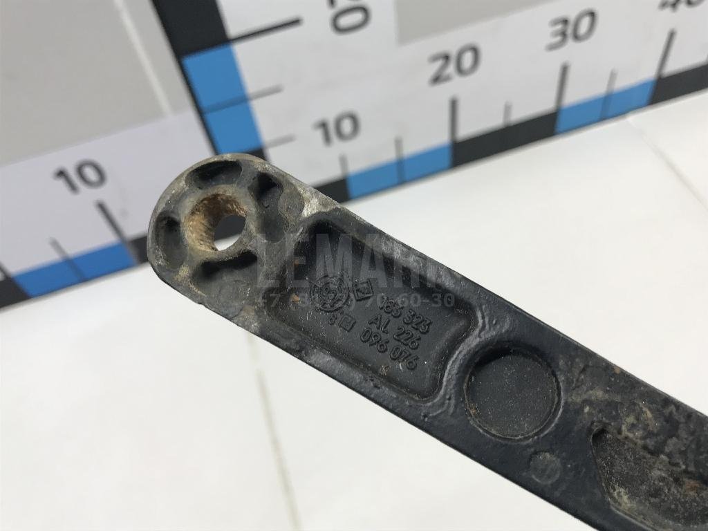 Поводок стеклоочистителя передний левый