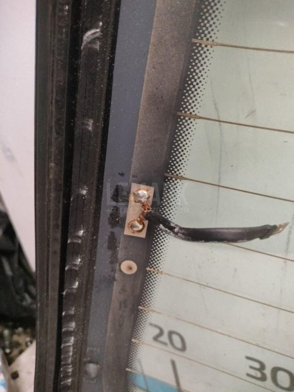 Стекло двери багажника