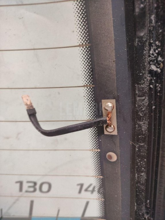 Стекло двери багажника