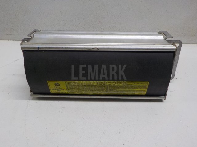 Подушка безопасности пассажирская (в торпедо)