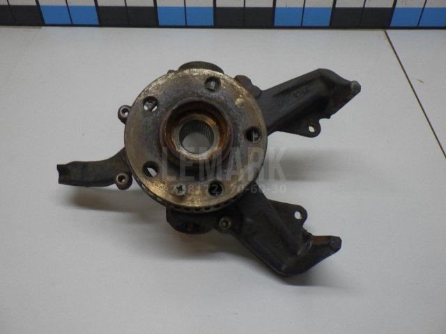 Кулак поворотный передний правый