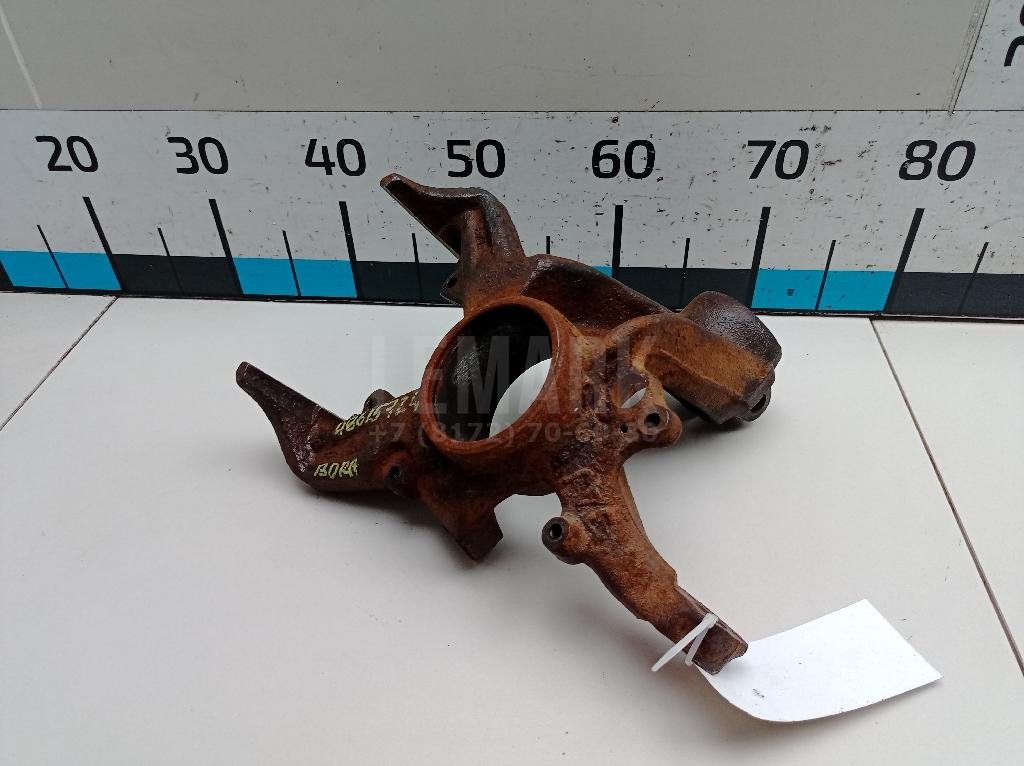 Кулак поворотный передний левый