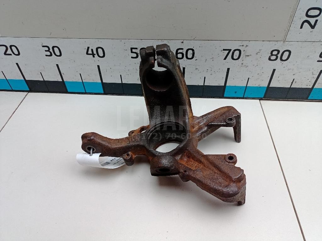 Кулак поворотный передний левый