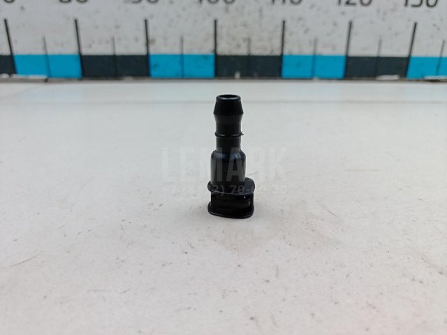 Штуцер трубки омывателя