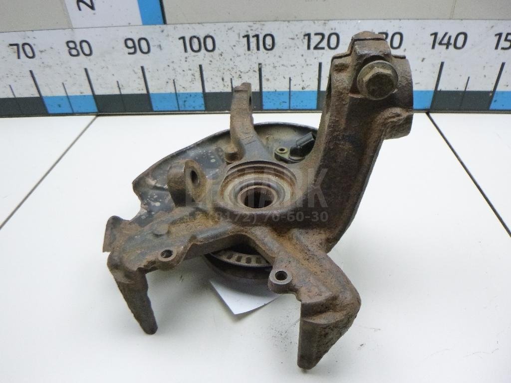 Кулак поворотный передний левый