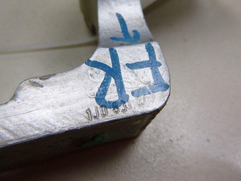 Петля двери