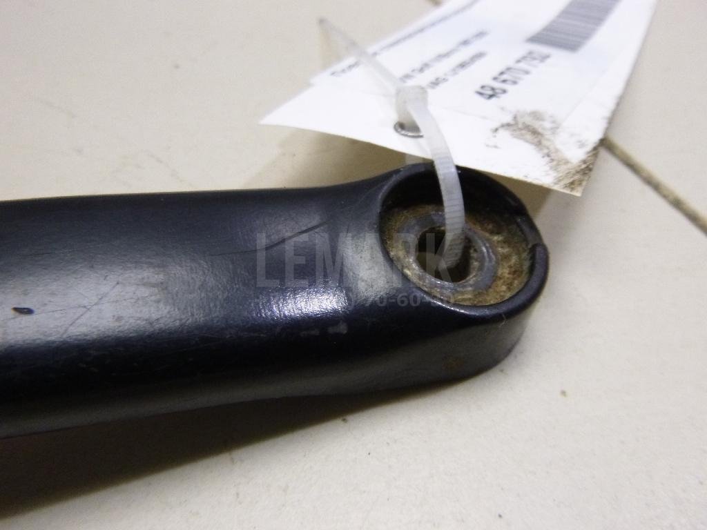 Поводок стеклоочистителя передний левый