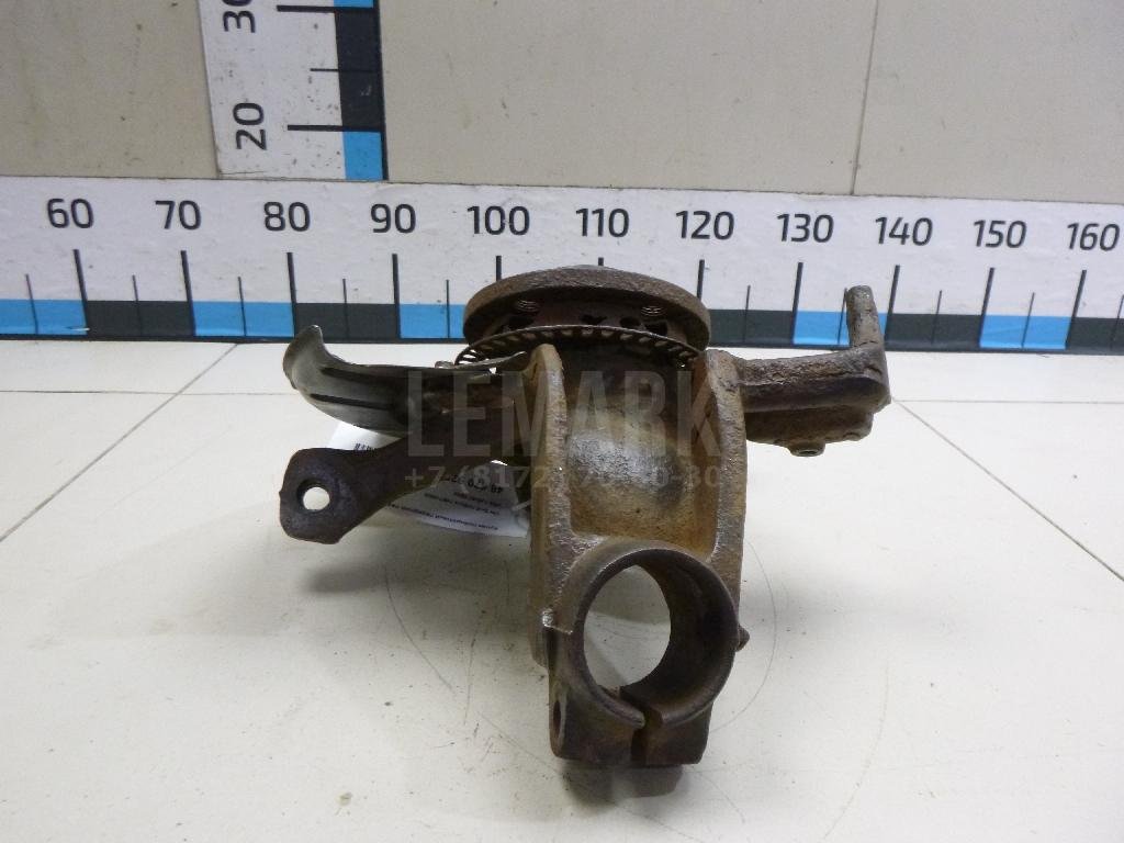 Кулак поворотный передний левый