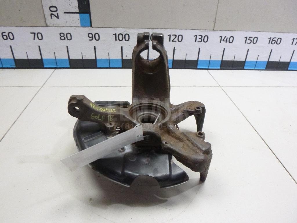 Кулак поворотный передний левый