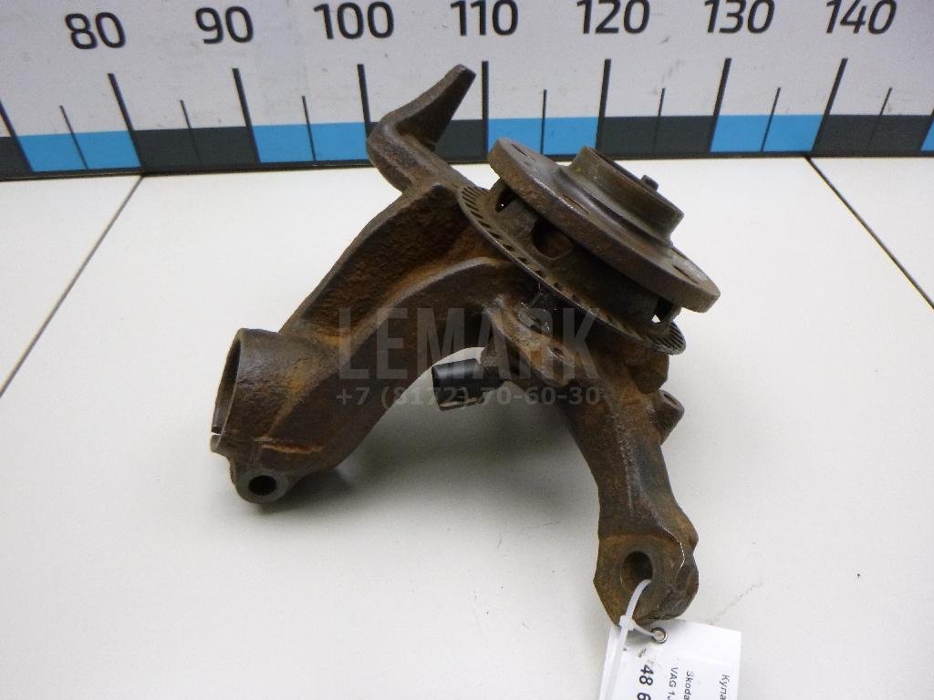 Кулак поворотный передний правый