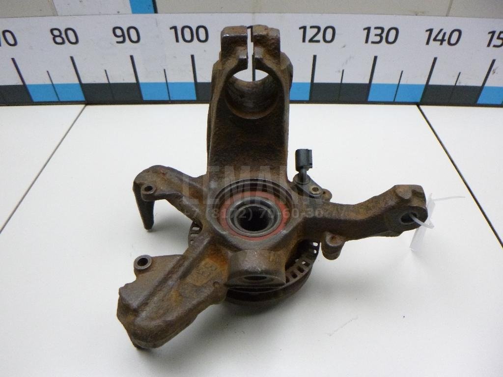 Кулак поворотный передний правый