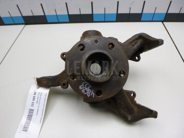 Кулак поворотный передний правый