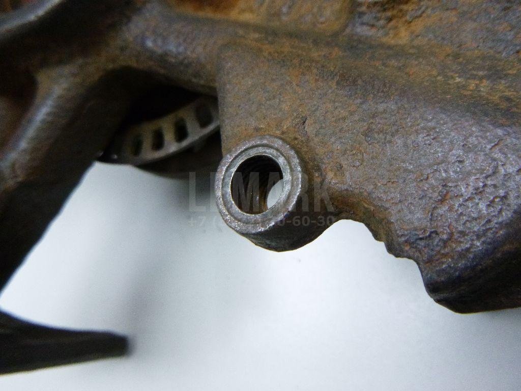 Кулак поворотный передний правый