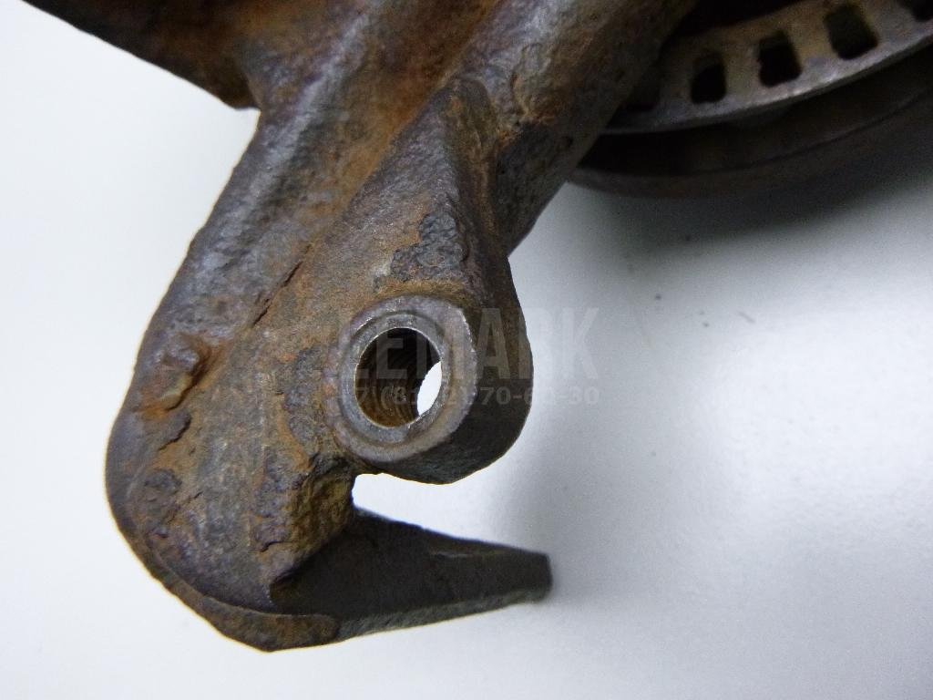 Кулак поворотный передний правый