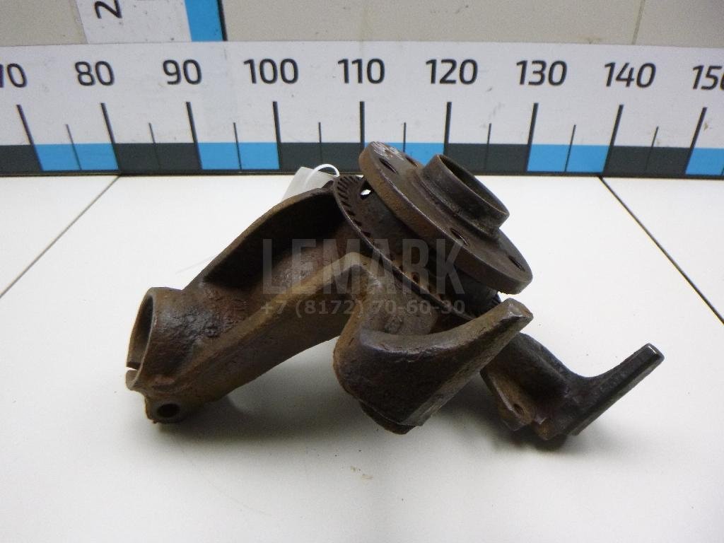 Кулак поворотный передний левый