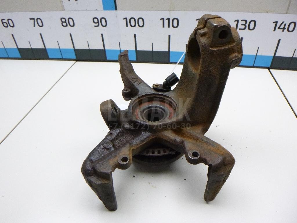 Кулак поворотный передний левый