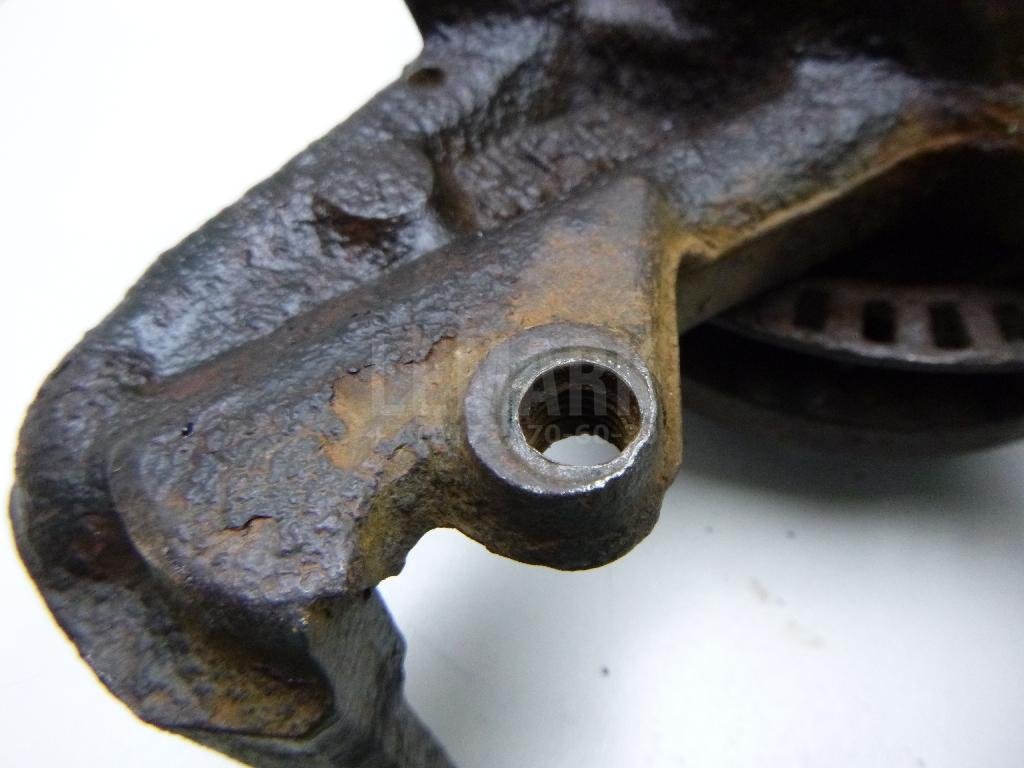 Кулак поворотный передний левый