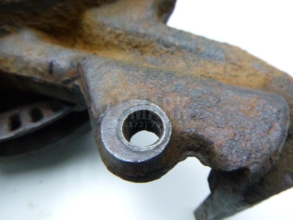 Кулак поворотный передний левый