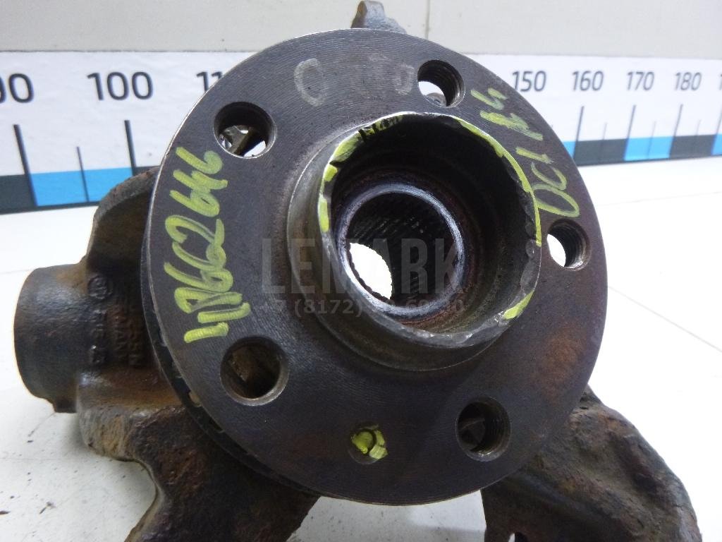 Кулак поворотный передний левый