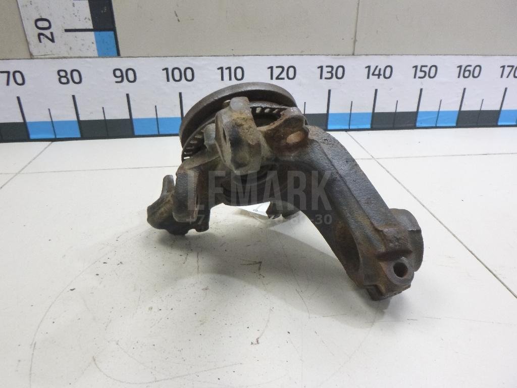 Кулак поворотный передний левый