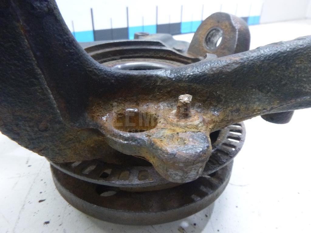 Кулак поворотный передний левый