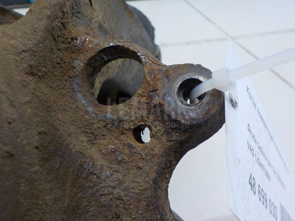 Кулак поворотный передний левый