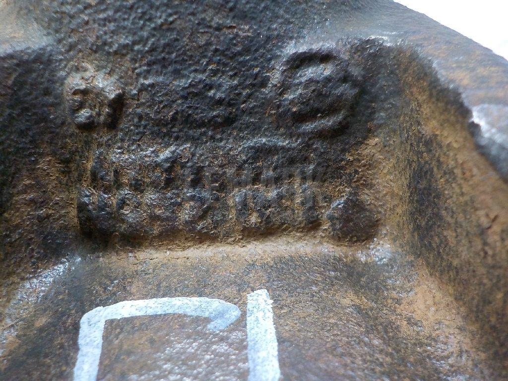 Кулак поворотный передний левый