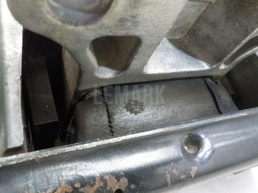 Опора КПП левая