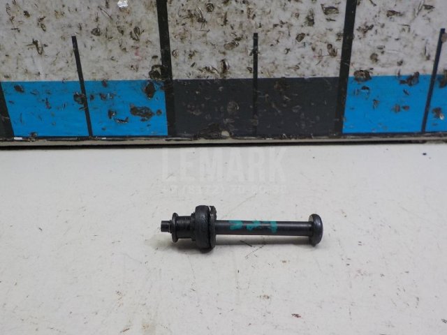 Болт клапанной крышки