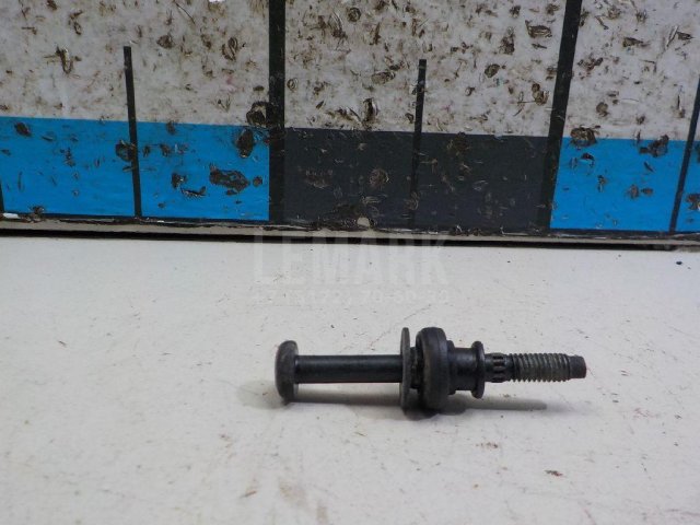 Болт клапанной крышки