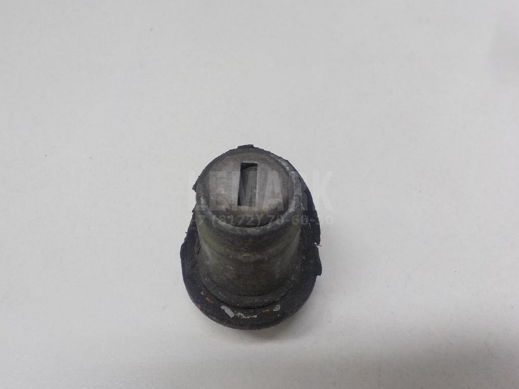 Вставка замка багажника