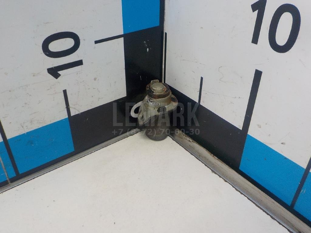 Вставка замка багажника