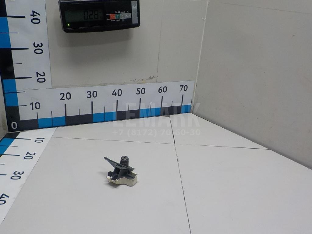 Вставка замка багажника