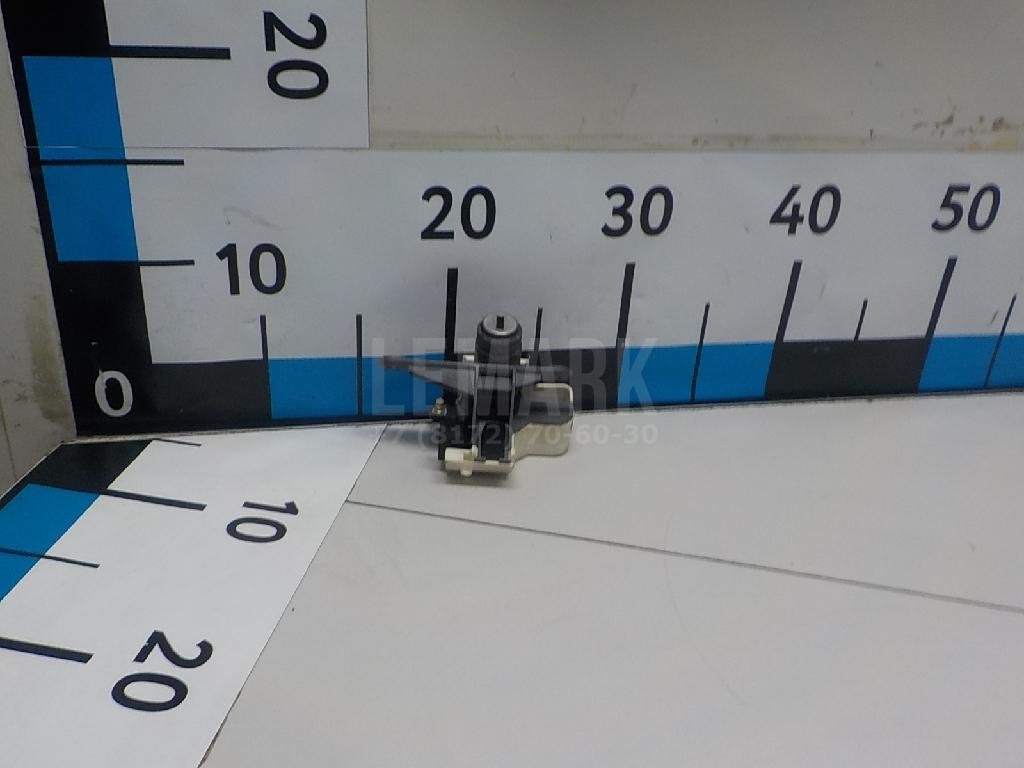 Вставка замка багажника