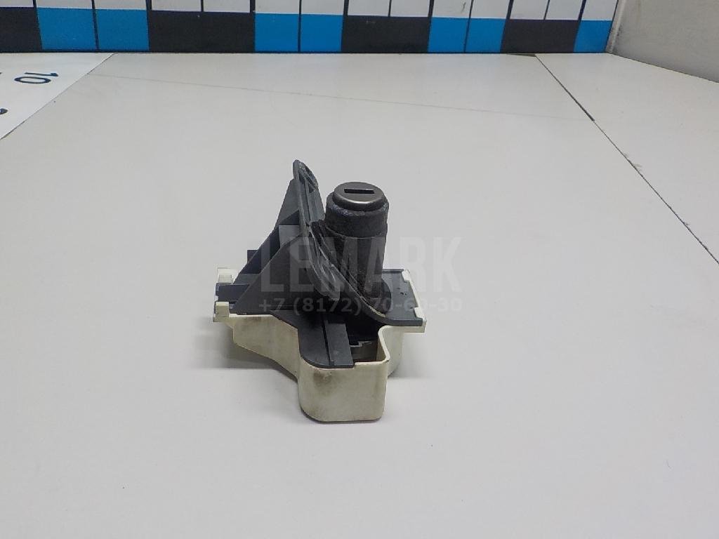 Вставка замка багажника