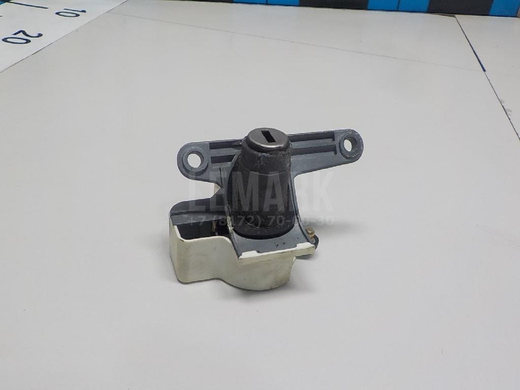 Вставка замка багажника