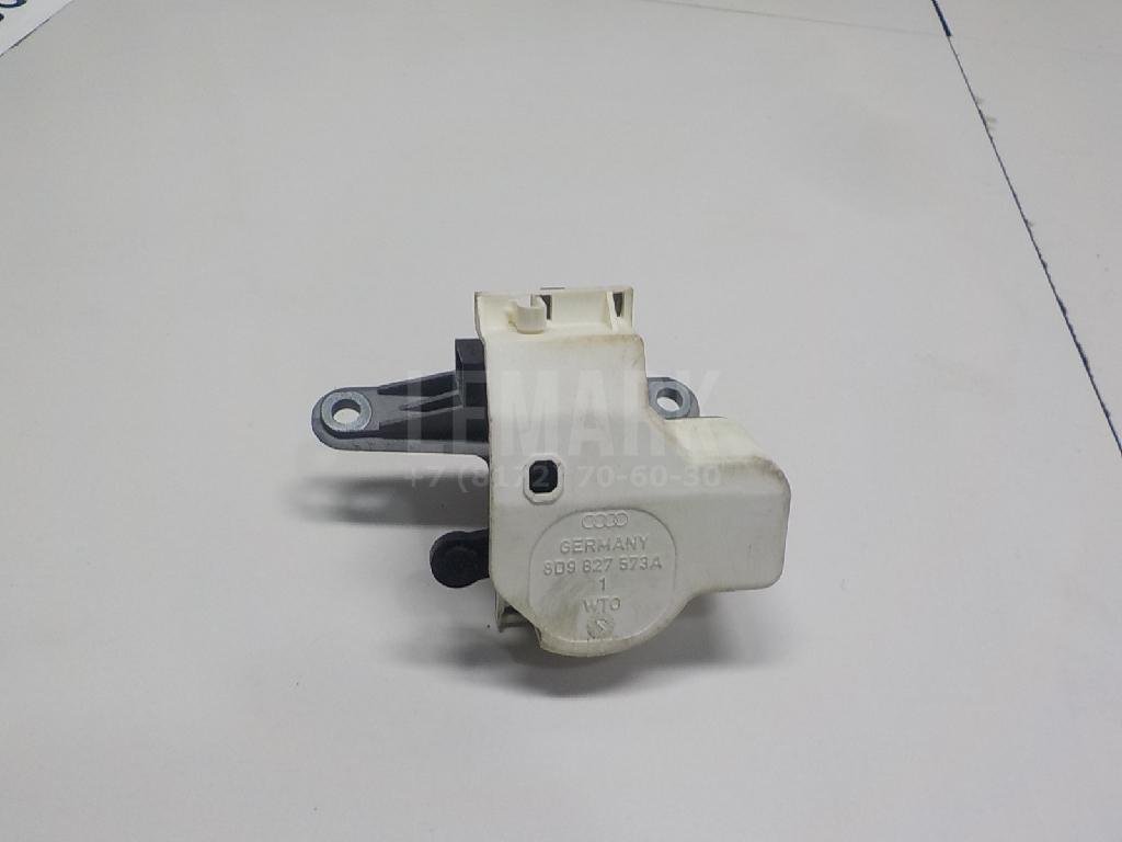 Вставка замка багажника